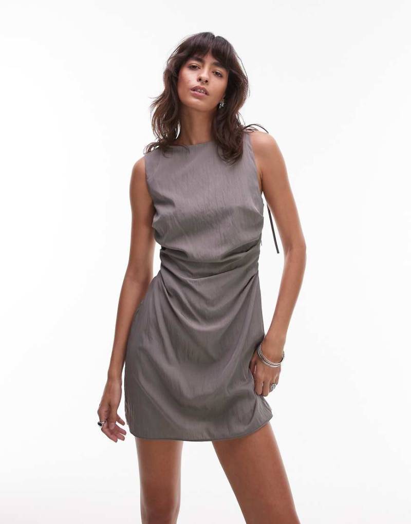 ASOS DESIGN - Minikleid in Grau mit Rückenausschnitt und geraffter Taille-Silber von ASOS DESIGN