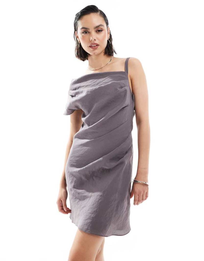 ASOS DESIGN - Minikleid in Grau mit breitem Träger und abfallender Schulterpartie von ASOS DESIGN