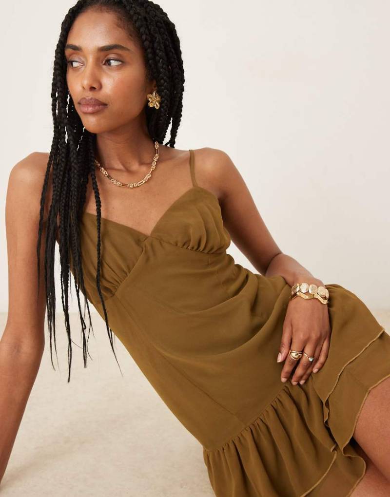 ASOS DESIGN - Minikleid in Khaki mit Camisole-Trägern und Rüschensaum-Grün von ASOS DESIGN