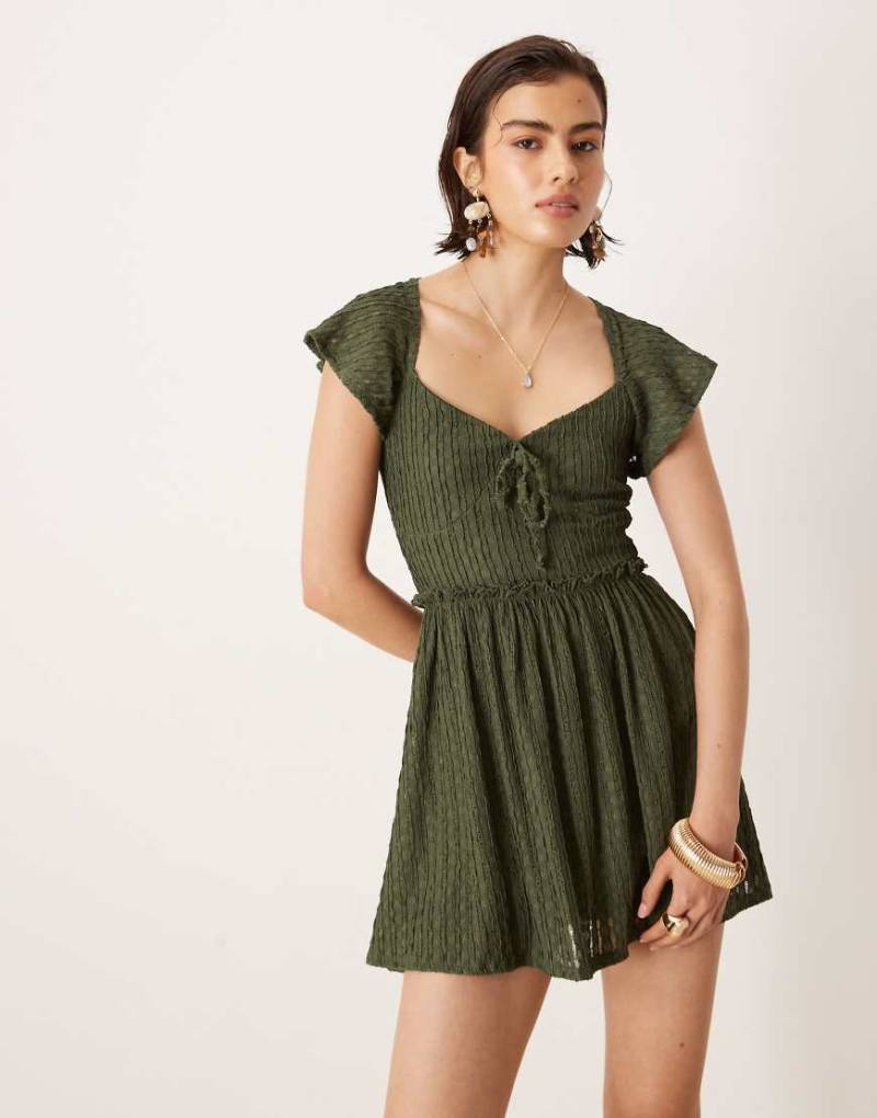 ASOS DESIGN - Minikleid in Khaki mit Strukturmuster und Flatterärmeln-Grün von ASOS DESIGN