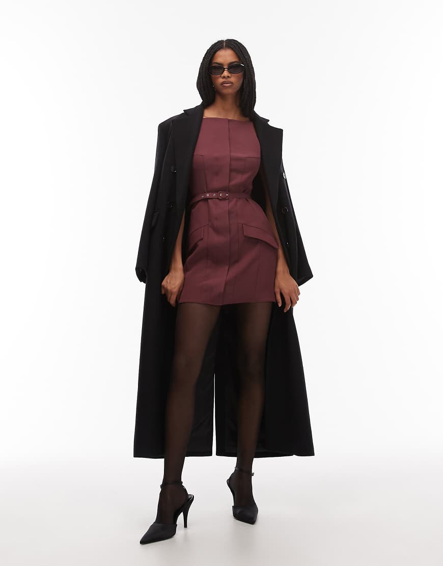 ASOS DESIGN - Minikleid in Maulbeere mit U-Boot-Ausschnitt und Gürtel-Rot von ASOS DESIGN