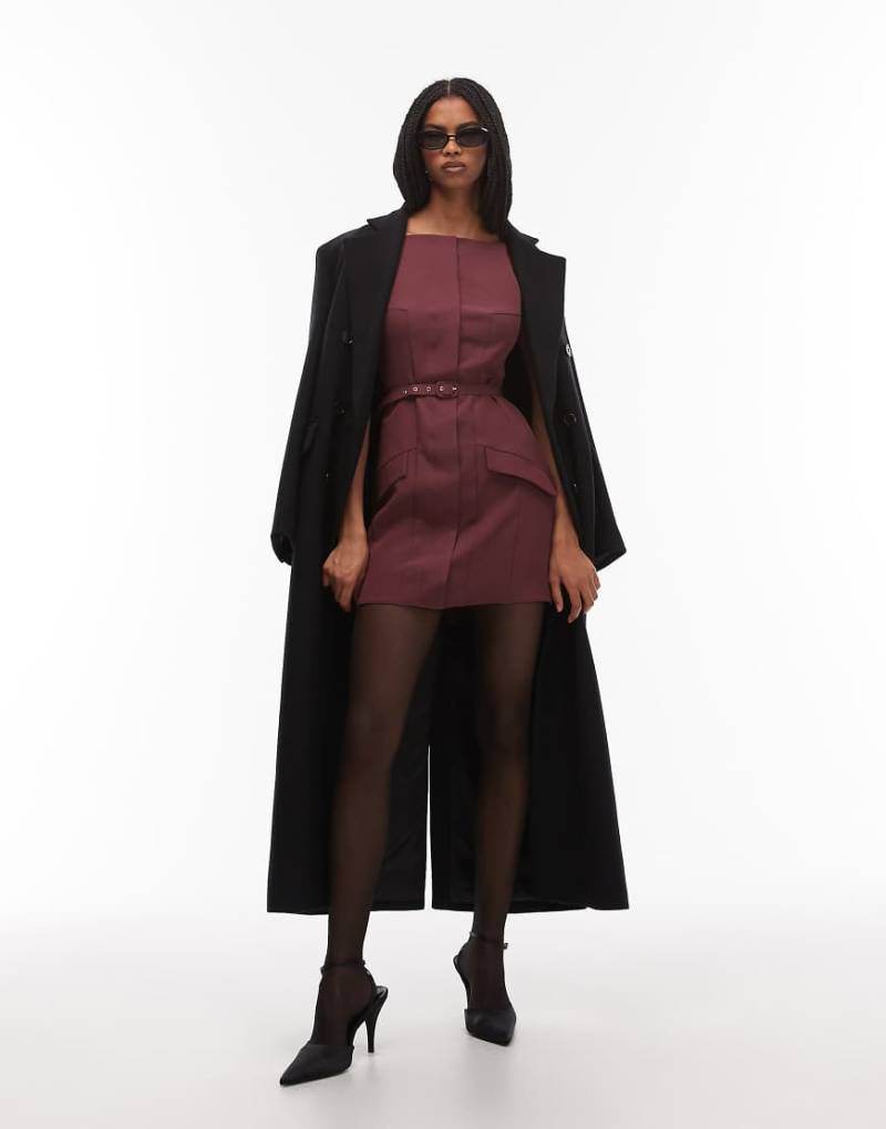 ASOS DESIGN - Minikleid in Maulbeere mit U-Boot-Ausschnitt und Gürtel-Rot von ASOS DESIGN