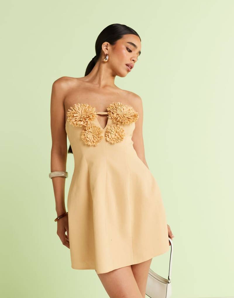 ASOS DESIGN - Minikleid in Naturfarbe mit Bast-Detail an Brustpartie-Neutral von ASOS DESIGN