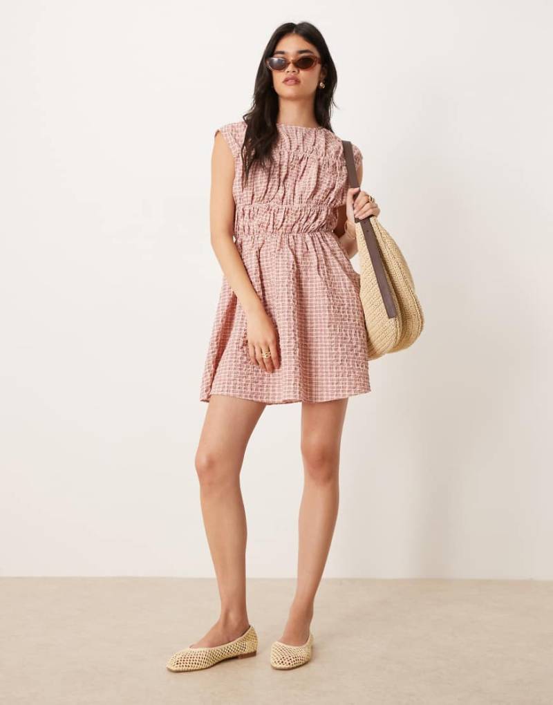 ASOS DESIGN - Minikleid in Rosa kariert mit gesmoktem Oberteil und doppeltem Rock von ASOS DESIGN
