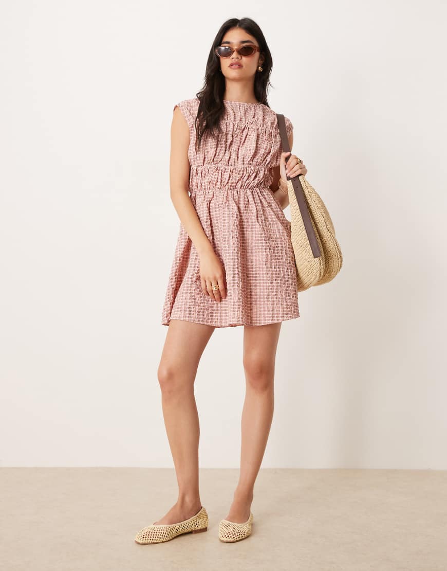 ASOS DESIGN - Minikleid in Rosa kariert mit gesmoktem Oberteil und doppeltem Rock von ASOS DESIGN