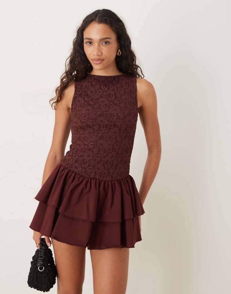 ASOS DESIGN - Minikleid in Schokobraun mit Oberteil aus Spitze und Rock aus Popeline-Weiß von ASOS DESIGN