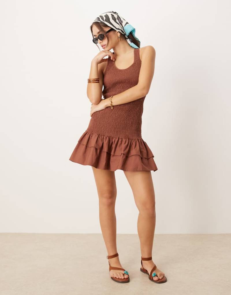 ASOS DESIGN - Minikleid in Schokobraun mit Racer-Rücken, Rüschen und gesmoktem Saum von ASOS DESIGN