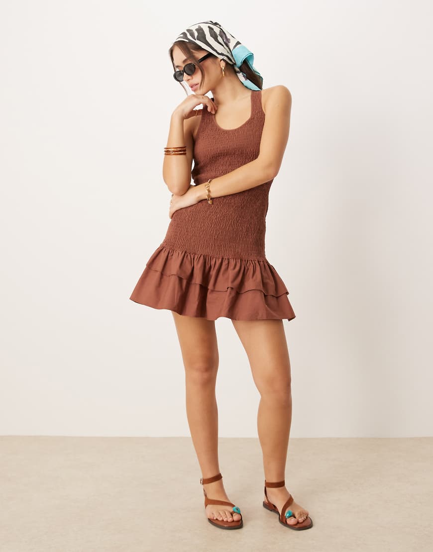 ASOS DESIGN - Minikleid in Schokobraun mit Racer-Rücken, Rüschen und gesmoktem Saum ASOS DESIGN - Minikleid in Schokobraun mit Racer-Rücken, Rüschen und gesmoktem Saum von ASOS DESIGN