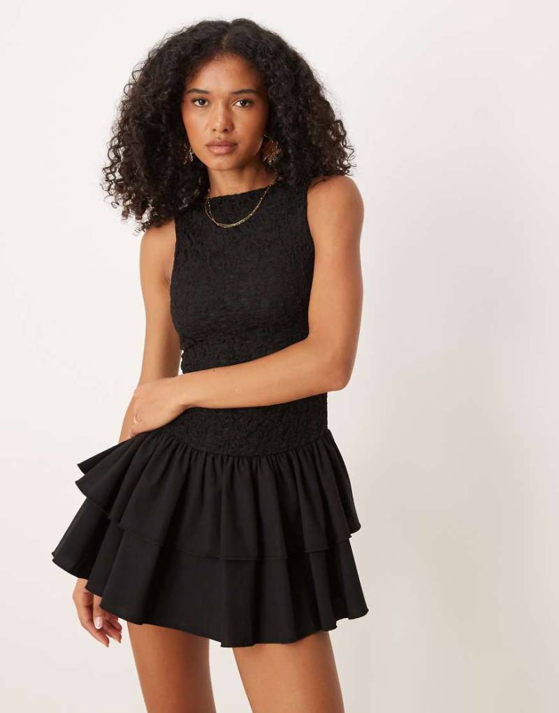 ASOS DESIGN - Minikleid in Schwarz mit Oberteil aus Spitze und Rock aus Popeline von ASOS DESIGN