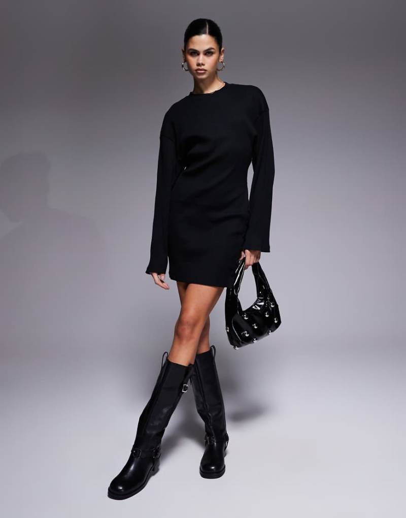 ASOS DESIGN - Minikleid in Schwarz mit breiter Rippenstruktur, Rundhalsausschnitt und Knopfdetail von ASOS DESIGN