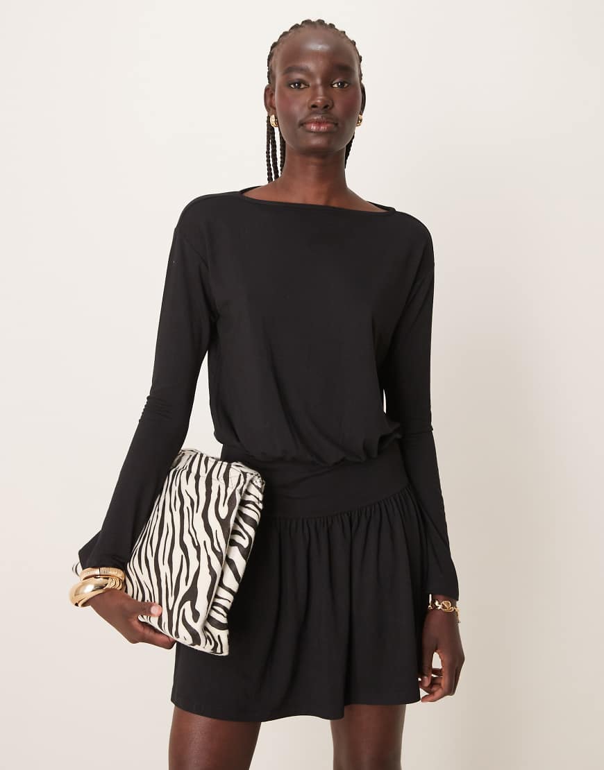 ASOS DESIGN - Minikleid in Schwarz mit elastischer, tief angesetzter Taille und U-Boot-Ausschnitt ASOS DESIGN - Minikleid in Schwarz mit elastischer, tief angesetzter Taille und U-Boot-Ausschnitt von ASOS DESIGN