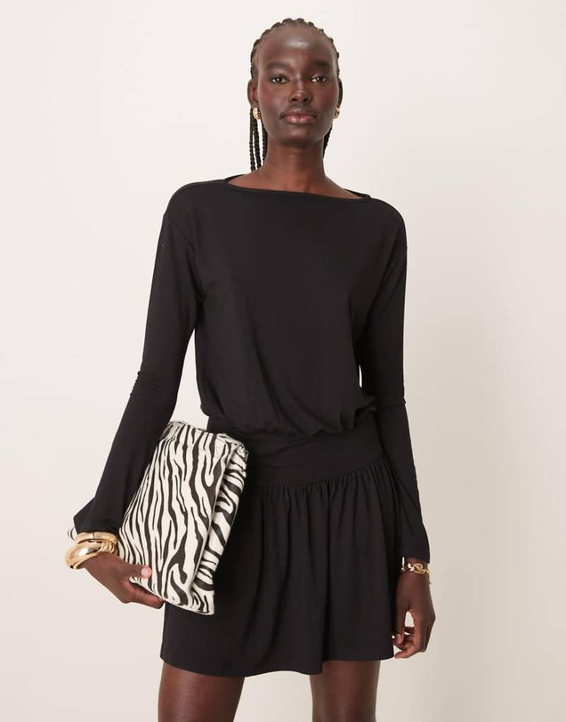 ASOS DESIGN - Minikleid in Schwarz mit elastischer, tief angesetzter Taille und U-Boot-Ausschnitt von ASOS DESIGN