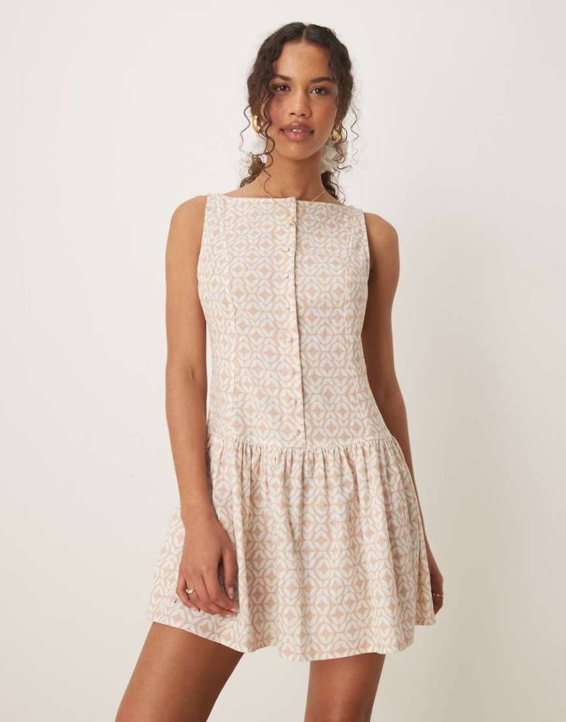 ASOS DESIGN - Minikleid in Steinbeige mit tief angesetzter Taille, U-Boot-Ausschnitt, Kachelmuster und Knopfleiste-Neutral ASOS DESIGN - Minikleid in Steinbeige mit tief angesetzter Taille, U-Boot-Ausschnitt, Kachelmuster und Knopfleiste-Neutral von ASOS DESIGN