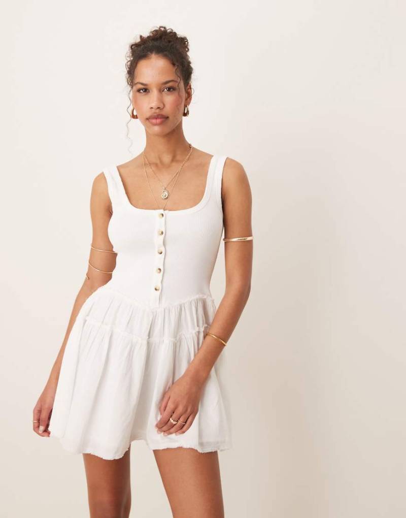 ASOS DESIGN - Geknöpftes Minikleid in Weiß mit U-Ausschnitt, geripptem Oberteil und Popeline-Rock von ASOS DESIGN
