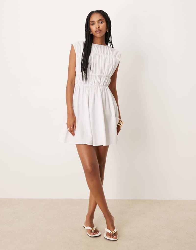 ASOS DESIGN - Minikleid in Weiß mit gerafften Stoffbahnen ASOS DESIGN - Minikleid in Weiß mit gerafften Stoffbahnen von ASOS DESIGN