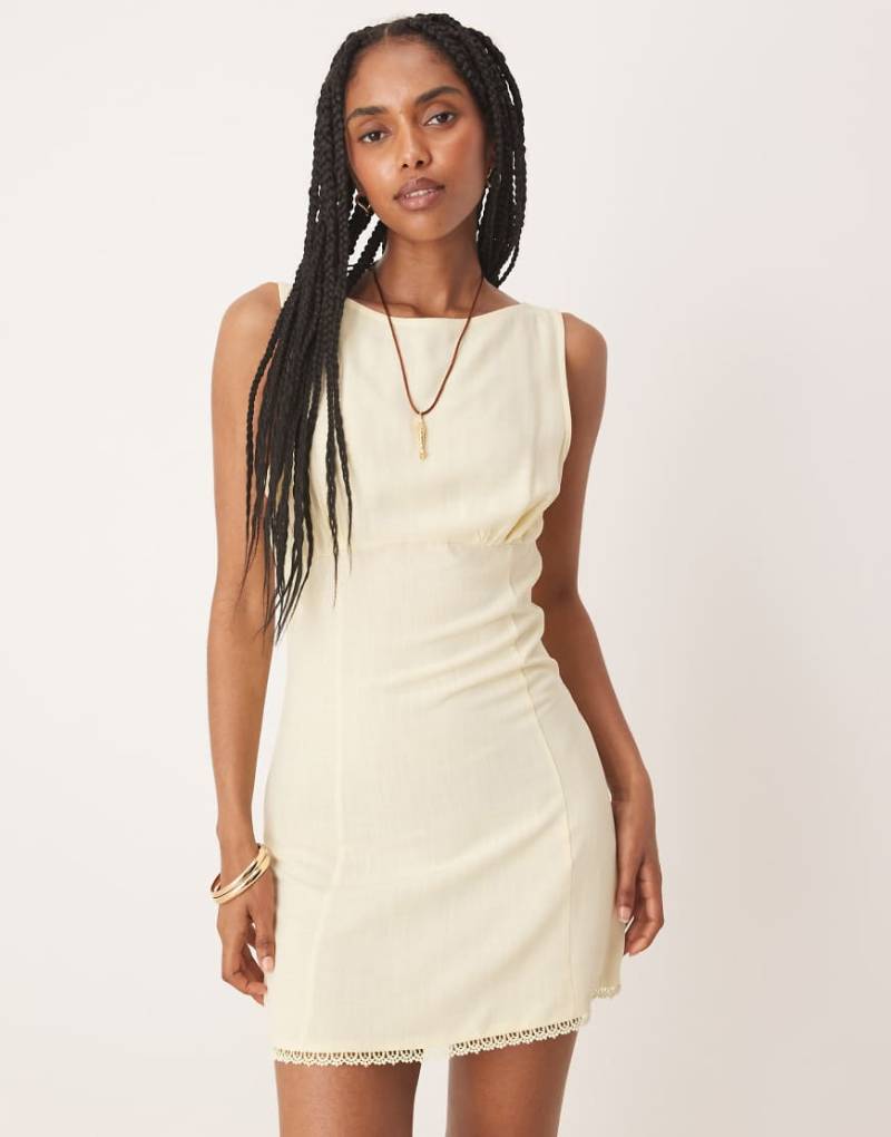 ASOS DESIGN - Minikleid in Zitronengelb mit geraffter Brustpartie und Spitzenrand von ASOS DESIGN
