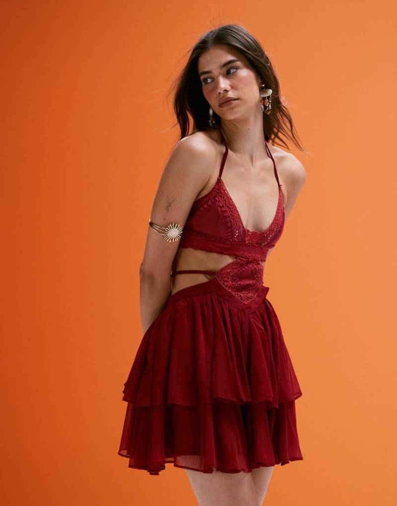 ASOS DESIGN - Minikleid in dunklem Pink mit Häkelware und Wildlederimitat am Dekolleté mit Zierausschnitt und gestuftem Rock-Rosa ASOS DESIGN - Minikleid in dunklem Pink mit Häkelware und Wildlederimitat am Dekolleté mit Zierausschnitt und gestuftem Rock-Rosa von ASOS DESIGN