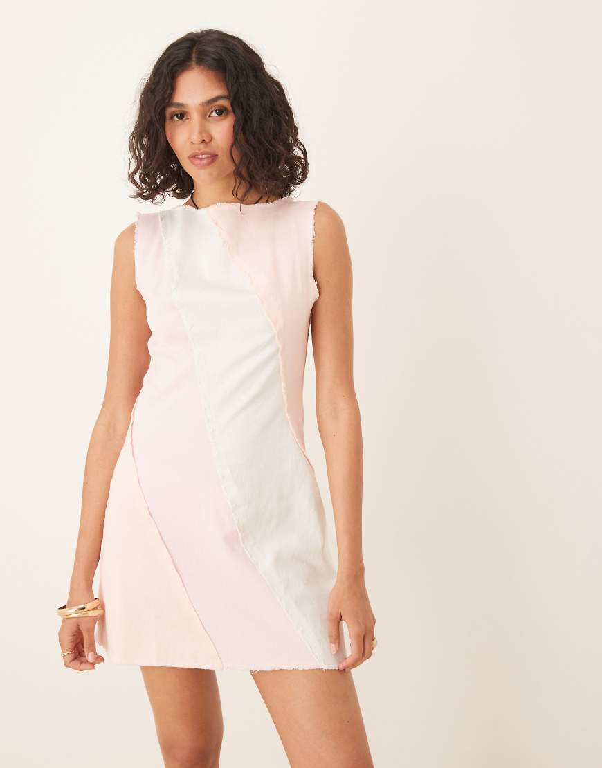 ASOS DESIGN - Minikleid in rosa Jeans-Optik mit A-Linien-Schnitt, unbehandeltem Saum und farblich abgesetzter Bahn ASOS DESIGN - Minikleid in rosa Jeans-Optik mit A-Linien-Schnitt, unbehandeltem Saum und farblich abgesetzter Bahn von ASOS DESIGN