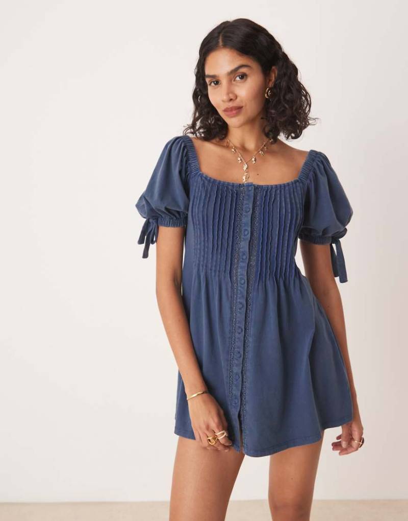 ASOS DESIGN - Minikleid in verwaschenem Indigoblau mit eckigem Ausschnitt und Biesen von ASOS DESIGN