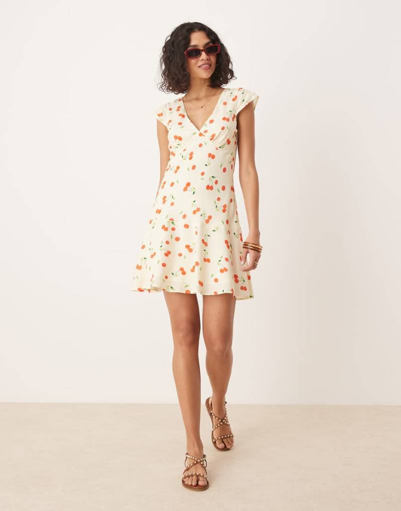 ASOS DESIGN - Minikleid mit Flatterärmeln, V-Ausschnitt und Kirschprint-Bunt von ASOS DESIGN