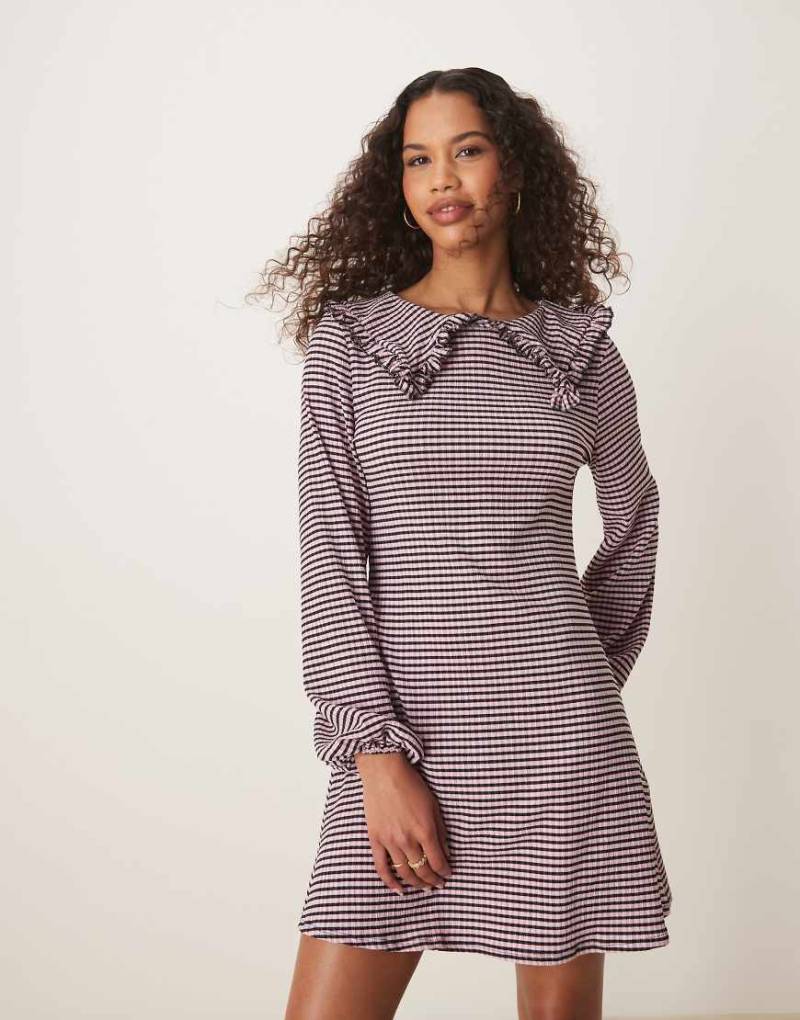 ASOS DESIGN - Langärmliges Minikleid mit Rüschen, Vichy-Karos und Kragen-Bunt von ASOS DESIGN