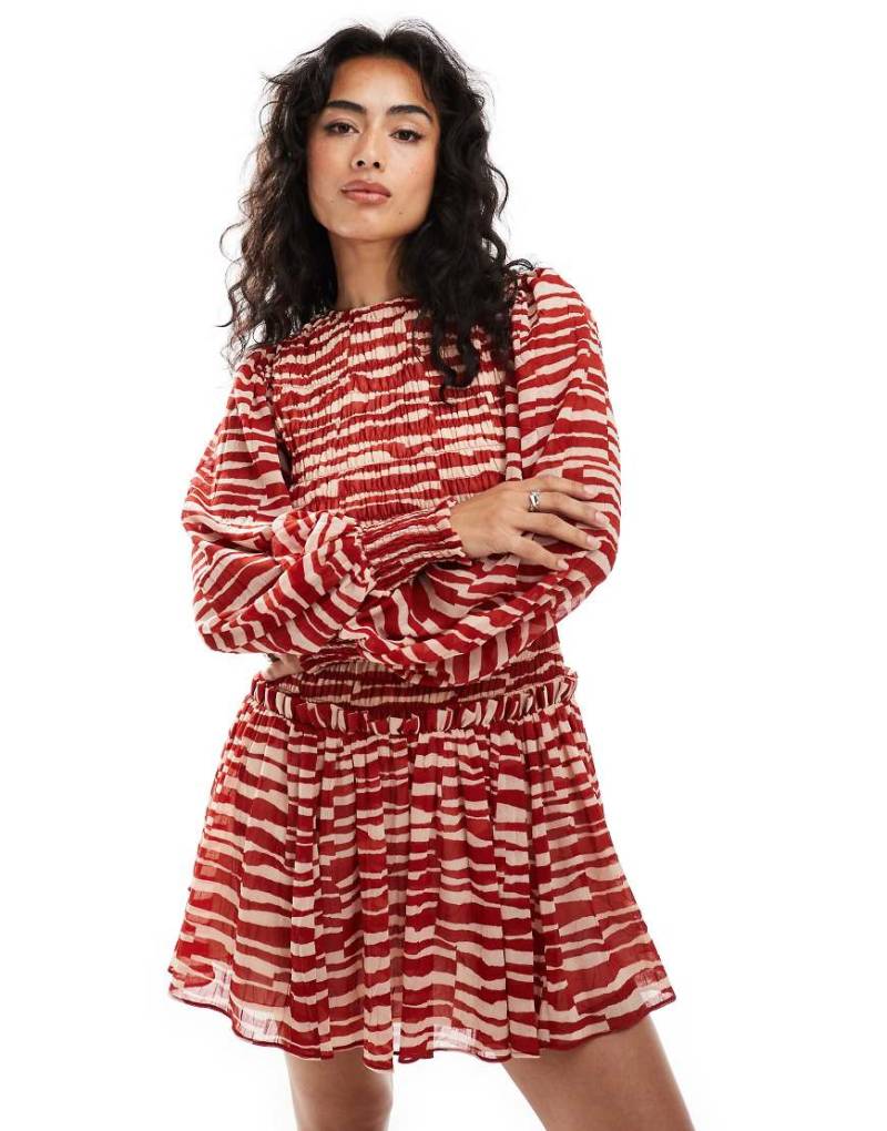 ASOS DESIGN - Minikleid mit gesmoktem Mieder, Rückenschnürung und abstraktem Muster in Rot-Bunt von ASOS DESIGN