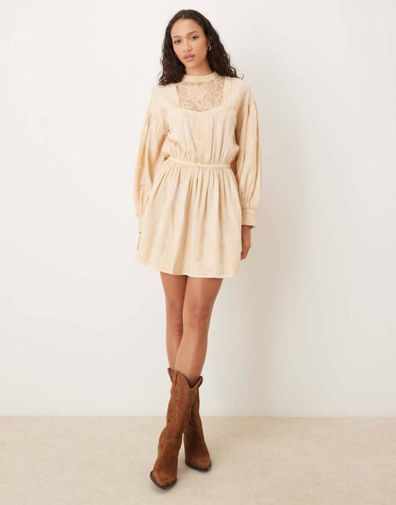 ASOS DESIGN - Minikleid mit hohem Ausschnitt, Einsätzen, Spitzenbesatz und Teefärbung-Bunt von ASOS DESIGN