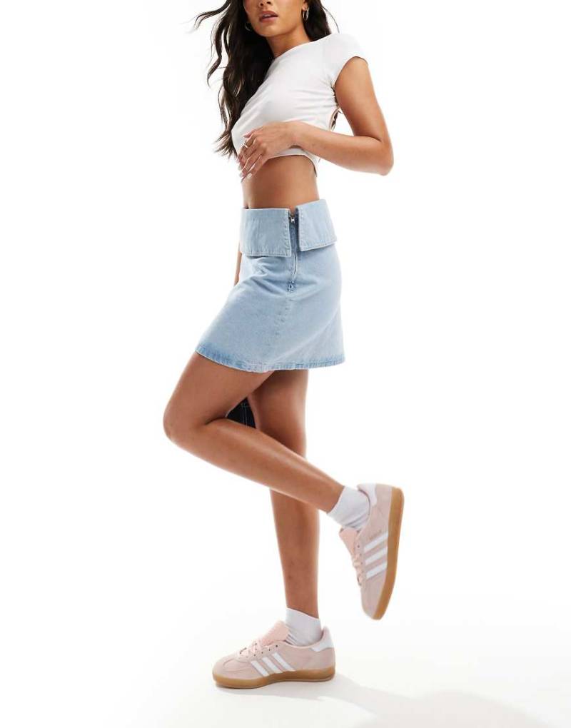 ASOS DESIGN - Minirock aus Denim in Bleach-Waschung mit Umschlag-Blau von ASOS DESIGN