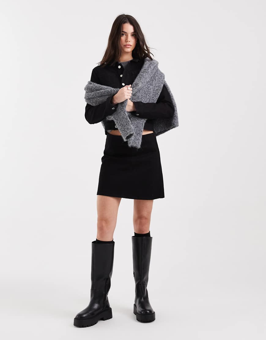 ASOS DESIGN - Minirock aus Denim in Uni-Schwarz mit niedrigem Bund und ausgestelltem Saum, Kombiteil von ASOS DESIGN