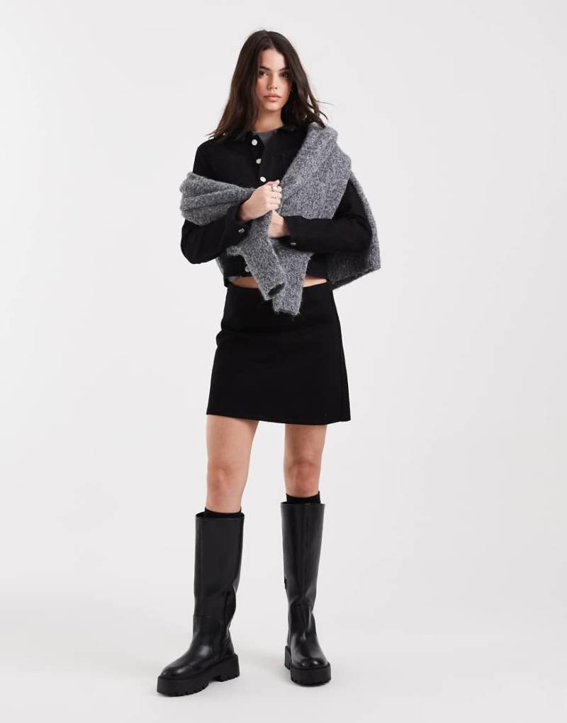 ASOS DESIGN - Minirock aus Denim in Uni-Schwarz mit niedrigem Bund und ausgestelltem Saum, Kombiteil von ASOS DESIGN