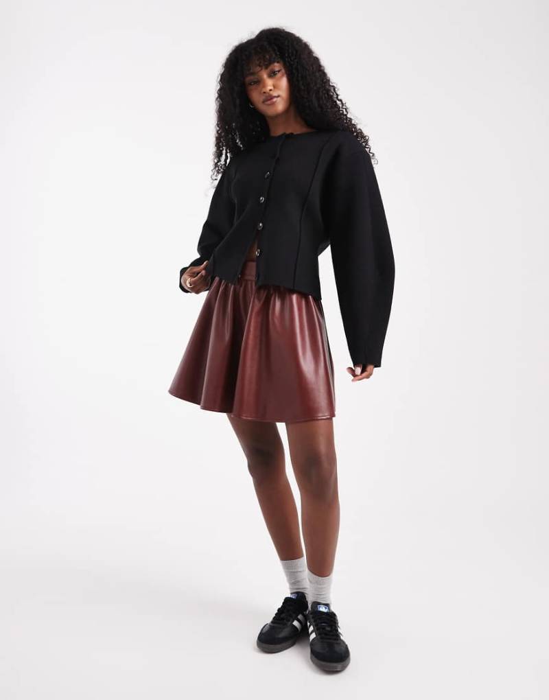 ASOS DESIGN - Minirock aus Kunstleder in Burgunderrot mit voluminösem Detail von ASOS DESIGN