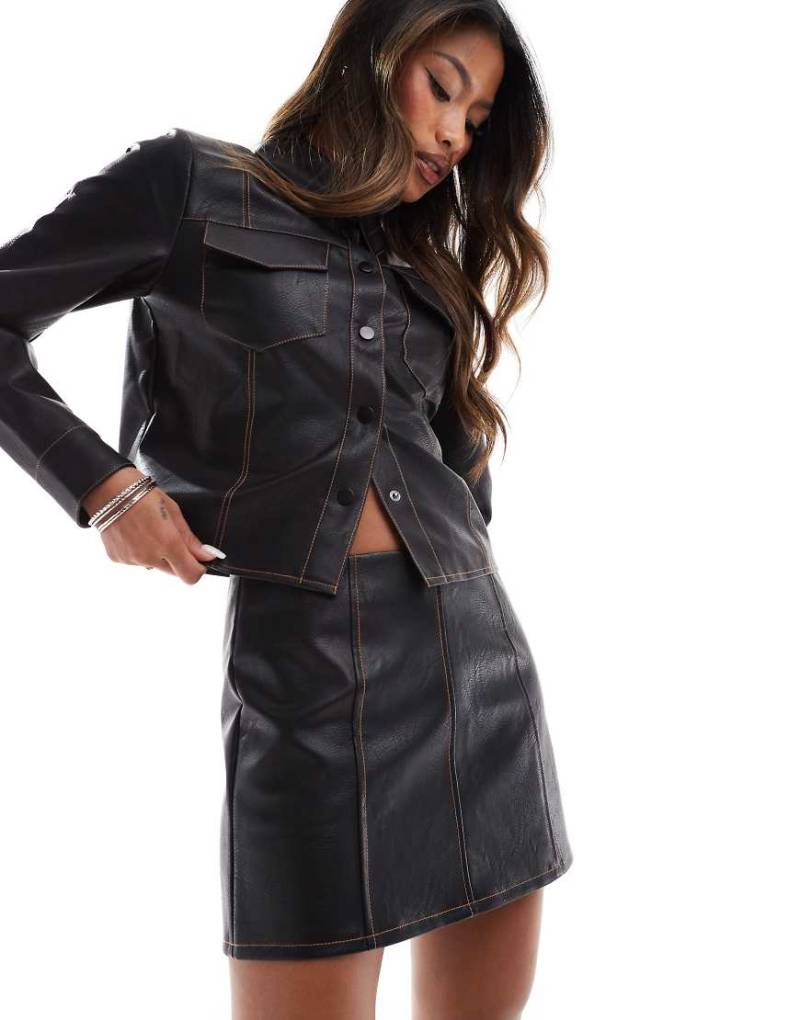 ASOS DESIGN - Minirock aus Kunstleder in Schwarz mit Kontrastnähten, Kombiteil von ASOS DESIGN