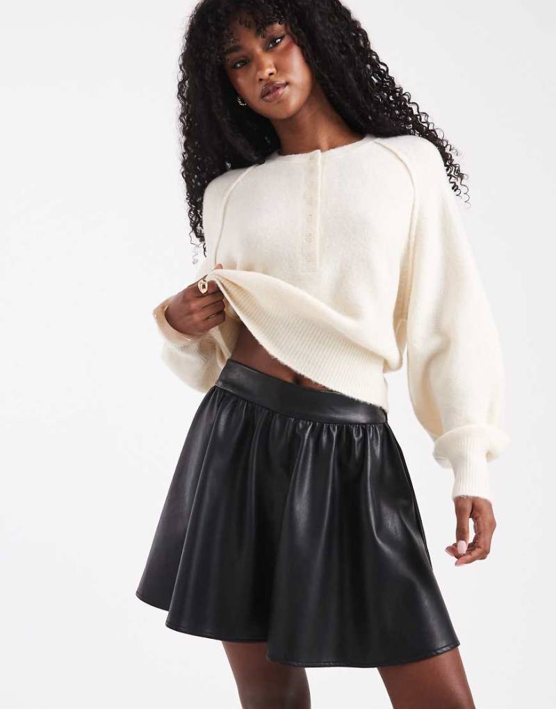 ASOS DESIGN - Minirock aus Kunstleder in Schwarz mit voluminösem Detail von ASOS DESIGN