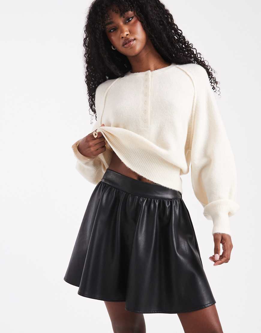 ASOS DESIGN - Minirock aus Kunstleder in Schwarz mit voluminösem Detail von ASOS DESIGN