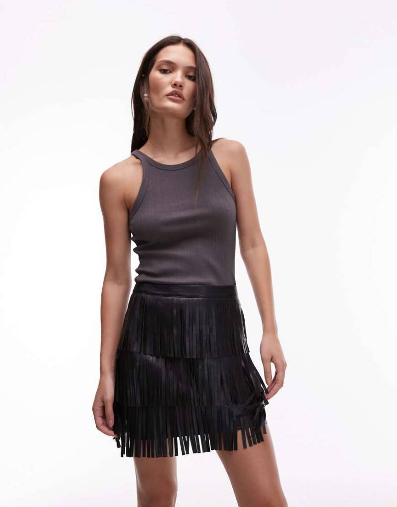 ASOS DESIGN - Minirock aus Kunstleder mit Fransen-Schwarz ASOS DESIGN - Minirock aus Kunstleder mit Fransen-Schwarz von ASOS DESIGN