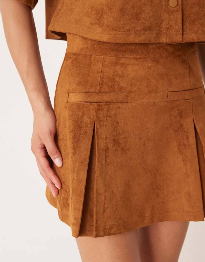 ASOS DESIGN - Plissierter Minirock aus Wildlederimitat in Braun, Kombiteil von ASOS DESIGN