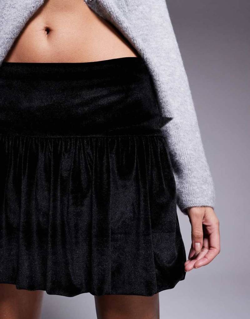 ASOS DESIGN - Minirock aus Samt in Schwarz mit Ballonsaum von ASOS DESIGN