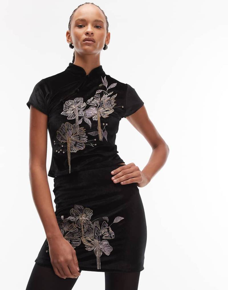 ASOS DESIGN - Minirock aus Samt in Schwarz mit Stickerei und Perlenfransen-Design, Kombiteil von ASOS DESIGN