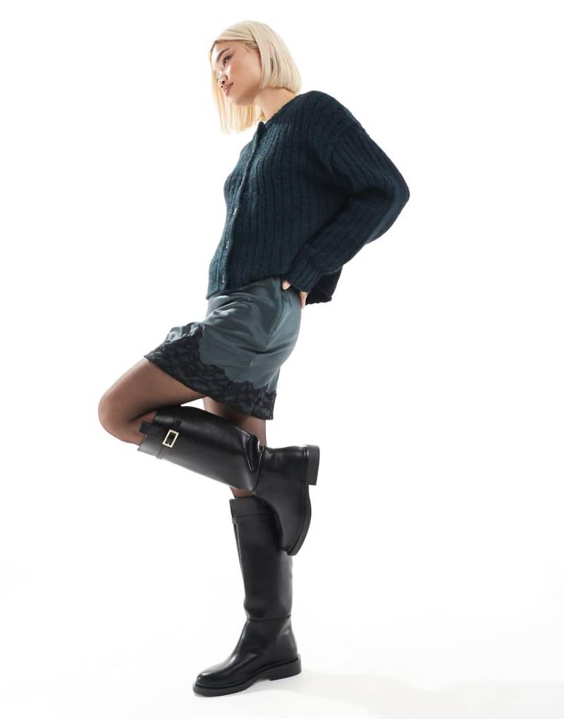 ASOS DESIGN - Minirock aus Satin in Anthrazit mit Spitzenbesatz-Grau von ASOS DESIGN