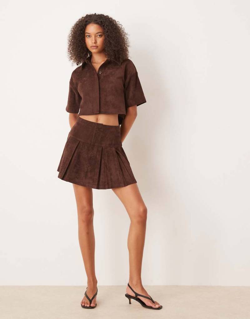 ASOS DESIGN - Minirock aus Wildlederimitat in Schokobraun mit Bundfalten, Kombiteil von ASOS DESIGN