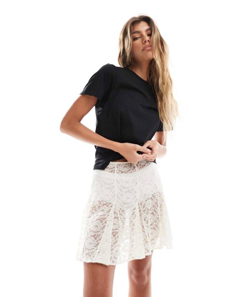 ASOS DESIGN - Minirock aus transparenter Spitze in Weiß mit Godet-Falten von ASOS DESIGN