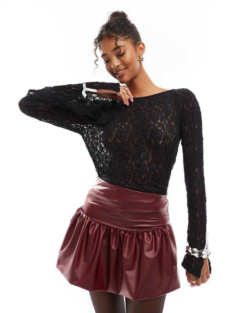 ASOS DESIGN - Minirock in Burgunder im Wet-Look mit Ballonsaum-Rot von ASOS DESIGN