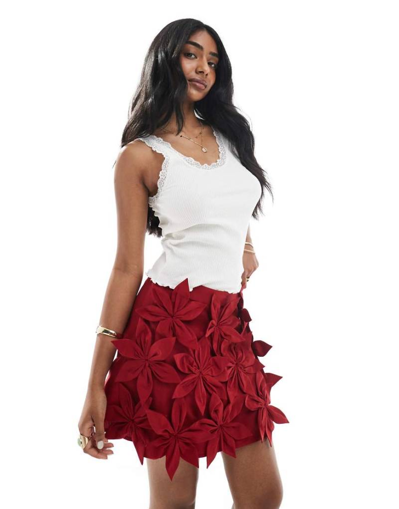 ASOS DESIGN - Minirock in Burgunderrot mit 3D-Blumen-Neutral von ASOS DESIGN