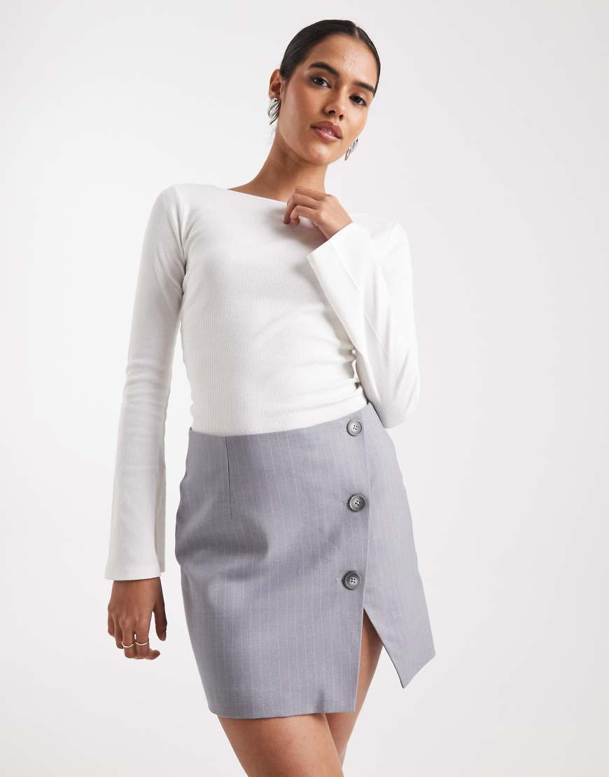 ASOS DESIGN - Minirock in Grau mit Nadelstreifen, hohem Schlitz und Knopfdetail von ASOS DESIGN