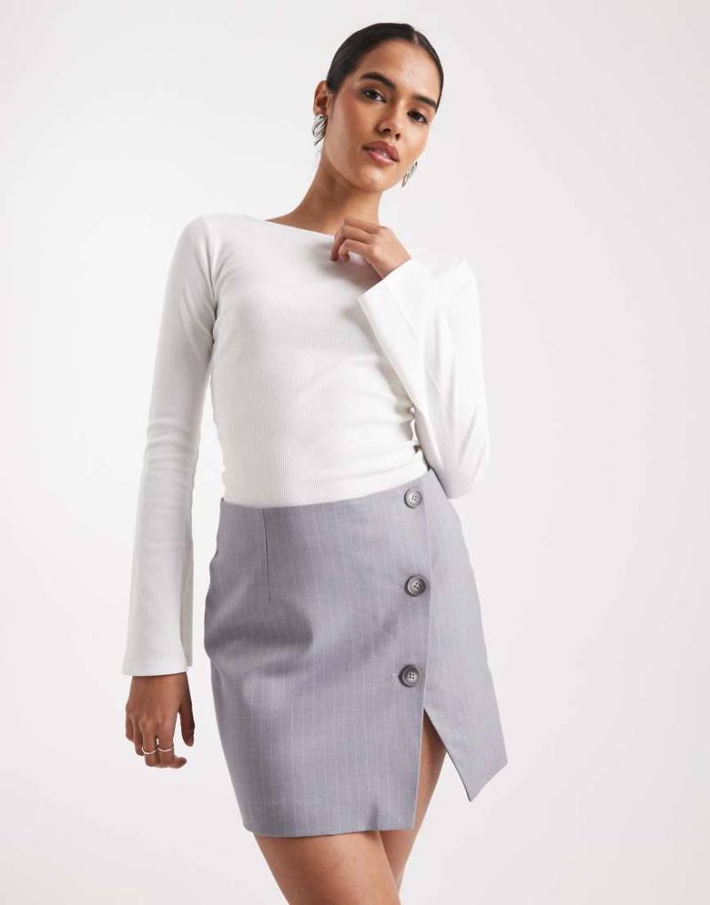 ASOS DESIGN - Minirock in Grau mit Nadelstreifen, hohem Schlitz und Knopfdetail von ASOS DESIGN