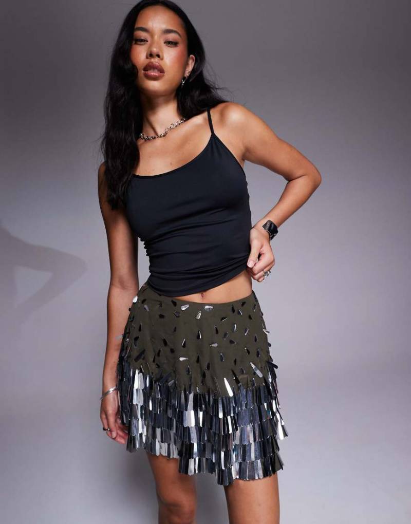 ASOS DESIGN - Minirock in Grün mit tropfenförmigen Pailletten von ASOS DESIGN