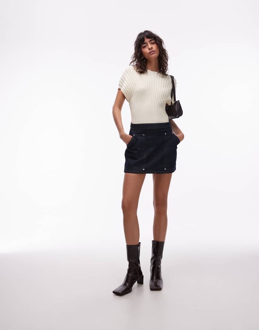 ASOS DESIGN - Minirock in Indigoblau mit Carpenter-Detail von ASOS DESIGN