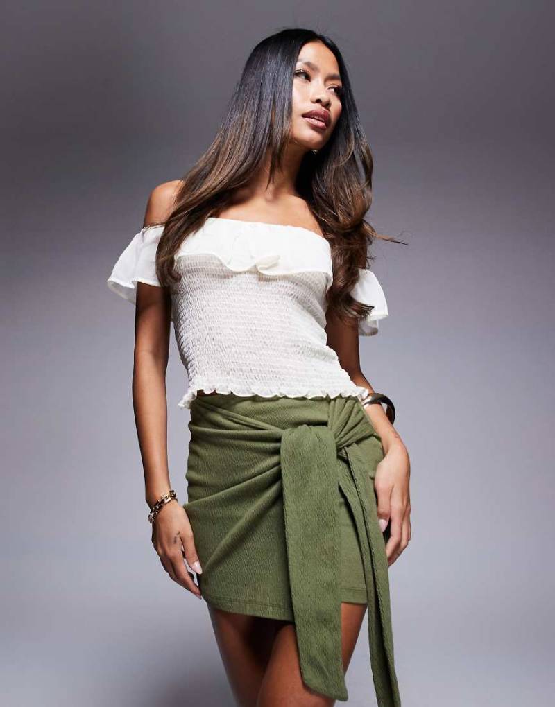 ASOS DESIGN - Minirock in Khaki mit Knitterstruktur und seitlichem Bindedetail-Grün von ASOS DESIGN