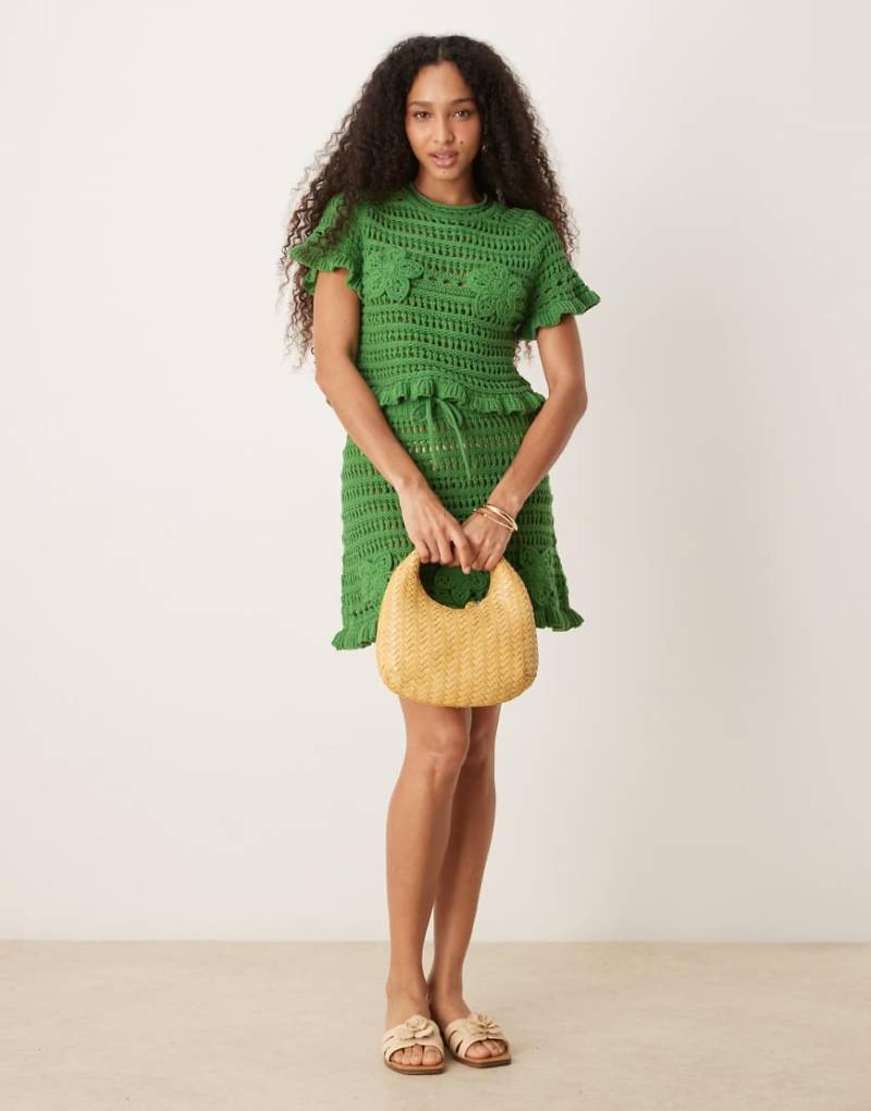 ASOS DESIGN - Minirock in Grün mit offener Strickstruktur und Häkel-Applikation, Kombiteil von ASOS DESIGN