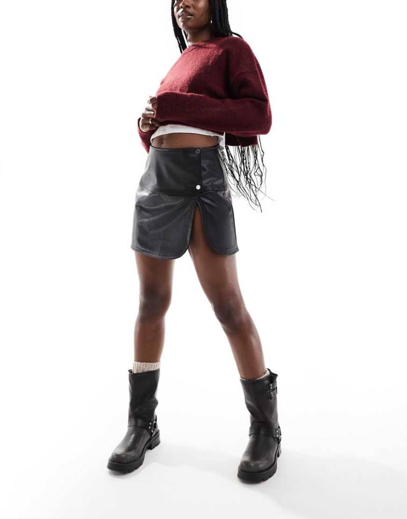 ASOS DESIGN - Minirock in Lederoptik in Schwarz mit Druckknopfdetail von ASOS DESIGN